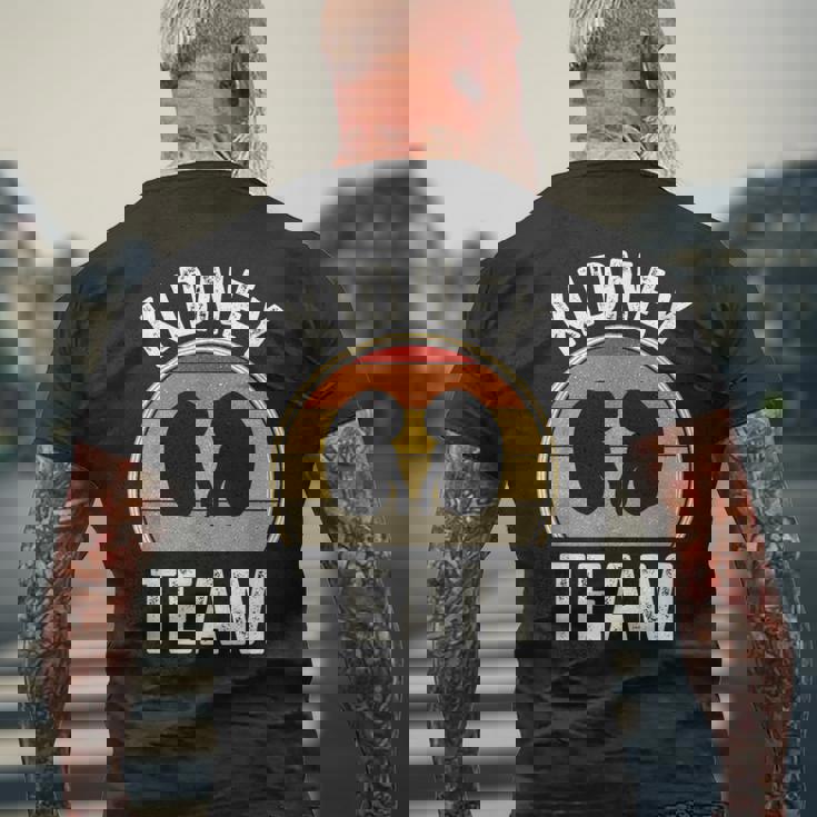 腎臓チーム 透析 テックウィーク 技術者 腎臓 看護師 メンズTシャツ バックプリント 高齢者への贈り物