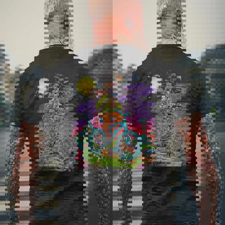 自転車デイホフマントリップ サイケデリックコミックスタイル ヒッピー メンズTシャツ バックプリント 高齢者への贈り物