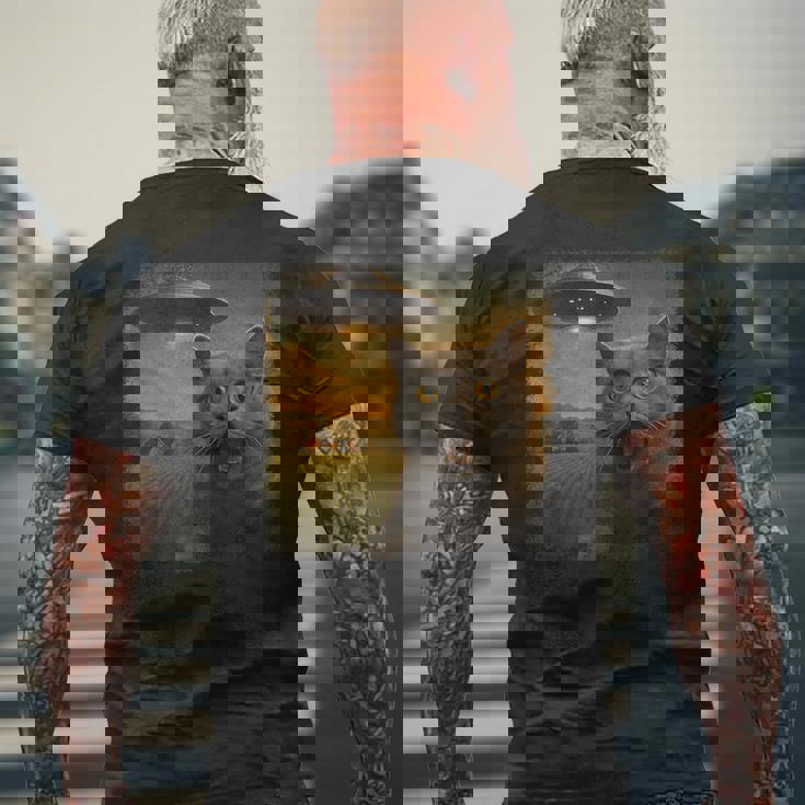 苦悩するブリティッシュショートヘアの猫 Ufo セルフィー 侵略 エイリアン メンズTシャツ バックプリント 高齢者への贈り物