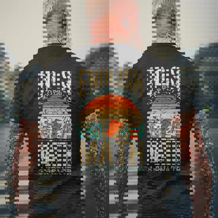 英語は大切だけど数学はもっと大事、数学ダジャレは面白い メンズTシャツ バックプリント 高齢者への贈り物