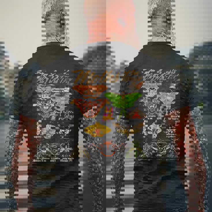 蛾 世界の動物 知育 昆虫 蛾好き メンズTシャツ バックプリント 高齢者への贈り物