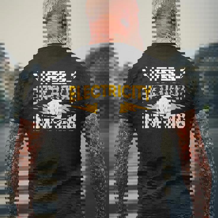 血管に電気を感じる 電気工事士 メンズTシャツ バックプリント 高齢者への贈り物