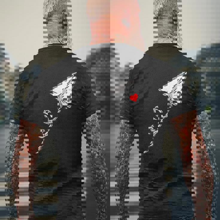 赤いハートの紙飛行機、紙飛行機のメッセージ メンズTシャツ バックプリント 高齢者への贈り物