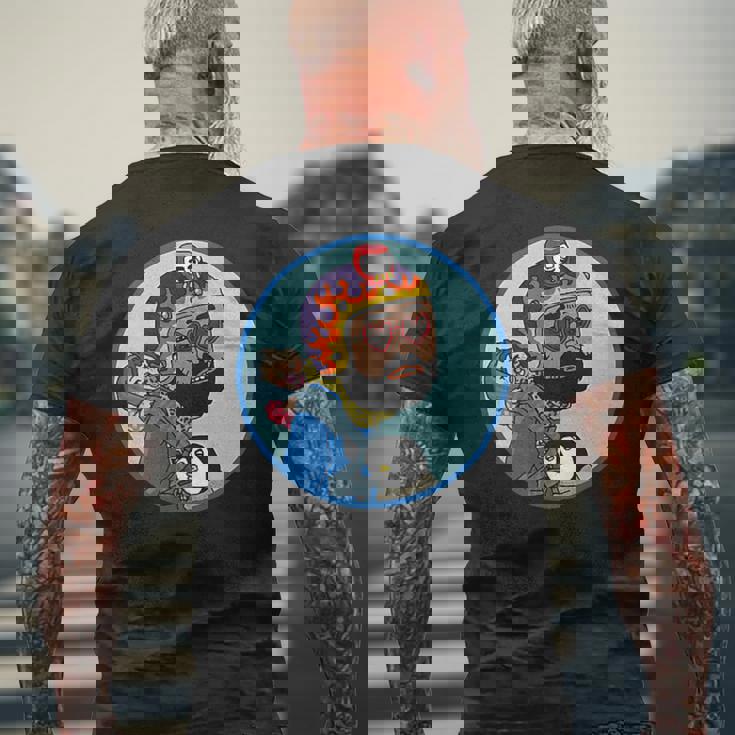 赤ちゃんをおんぶしたファンキー男 ハート型のサングラス ミニダルマ ヒゲ ファイヤーパターンのヘルメット メンズTシャツ バックプリント 高齢者への贈り物