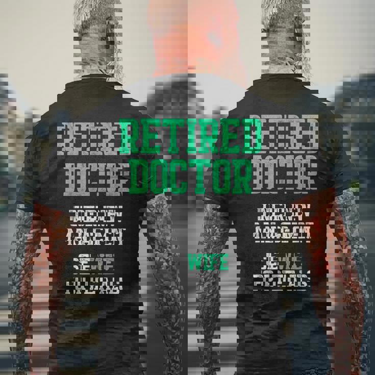 退職した医師医療md妻医師退職 メンズTシャツ バックプリント 高齢者への贈り物