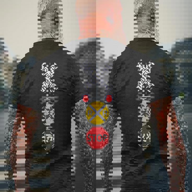 鉄道 踏切 標識 電車 作業員 エンジニア Railfan メンズTシャツ バックプリント 高齢者への贈り物