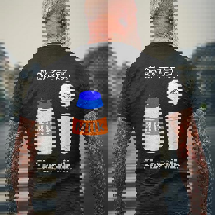 飲んでます。牛乳 ミルク 牧場 健康 飲み物 ボトル キャップ メンズTシャツ バックプリント 高齢者への贈り物