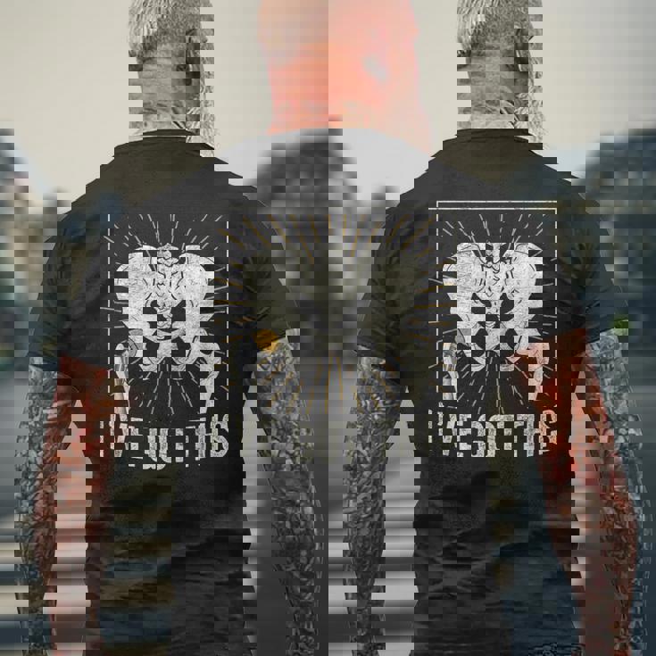 骨折した人工股関節置換手術で回復しました メンズTシャツ バックプリント 高齢者への贈り物