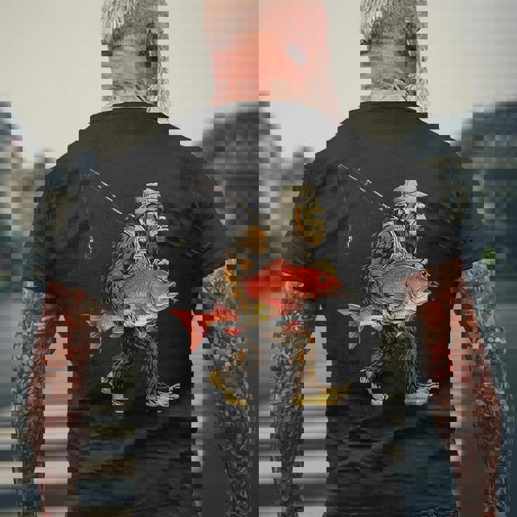 鯛 ビッグフット フィッシャーマン 海水釣り サスカッチ メンズTシャツ バックプリント 高齢者への贈り物