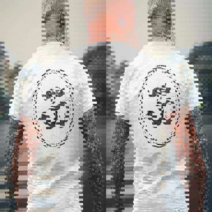 Om スピリチュアルシンボル ヨガ 瞑想 オーム メンズTシャツ バックプリント 高齢者への贈り物