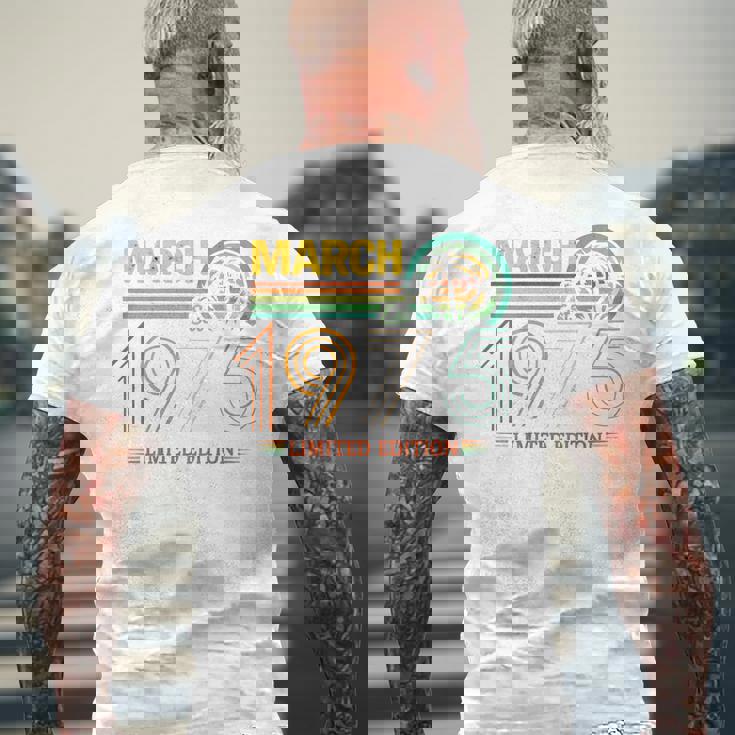 On Back- 1975年3月の誕生日 限定版 ヴィンテージ 51歳 メンズTシャツ バックプリント 高齢者への贈り物