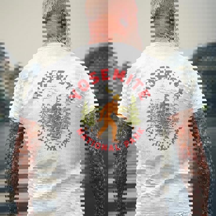 Yosemite National Park Ranger Bigfoot 80Sasquatch メンズTシャツ バックプリント 高齢者への贈り物