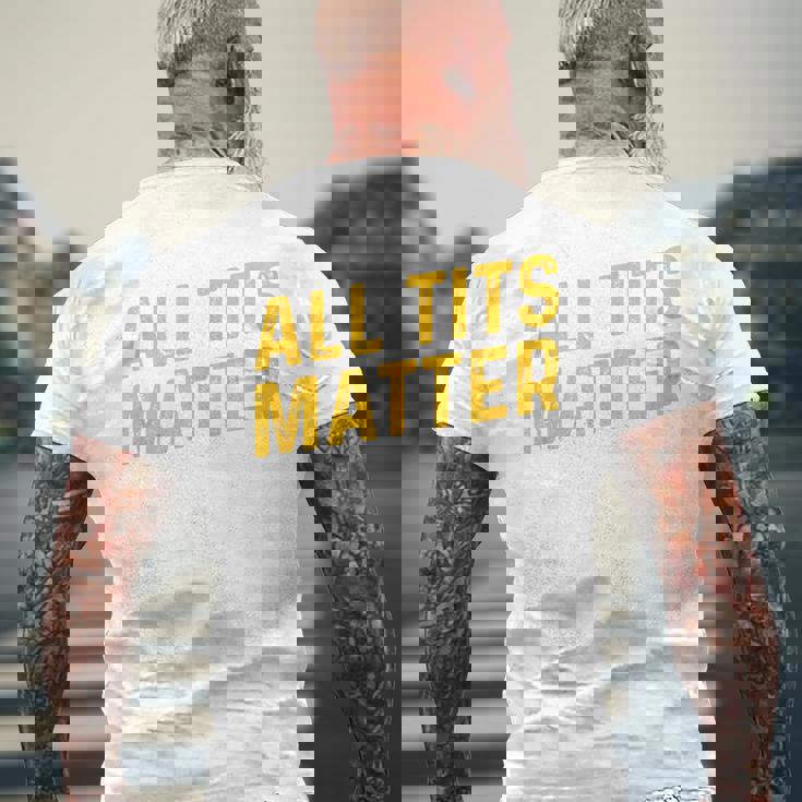 すべてのおっぱいは重要 メンズTシャツ バックプリント 高齢者への贈り物