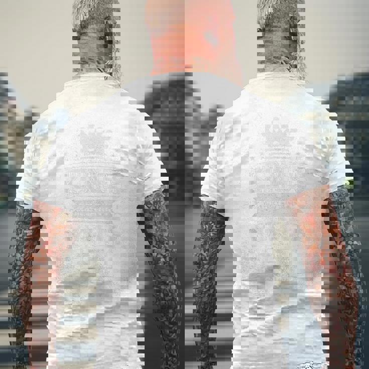 キングスは1961年3月生まれ65歳の誕生日 男性 男の子 メンズTシャツ バックプリント 高齢者への贈り物