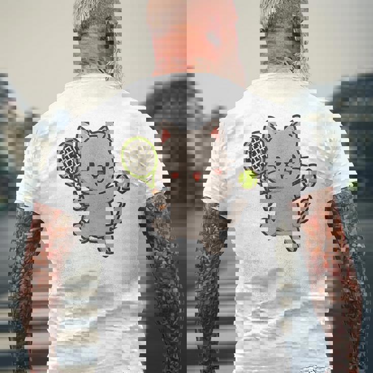 テニスをする猫。かわいいスポーツ猫。 メンズTシャツ バックプリント 高齢者への贈り物