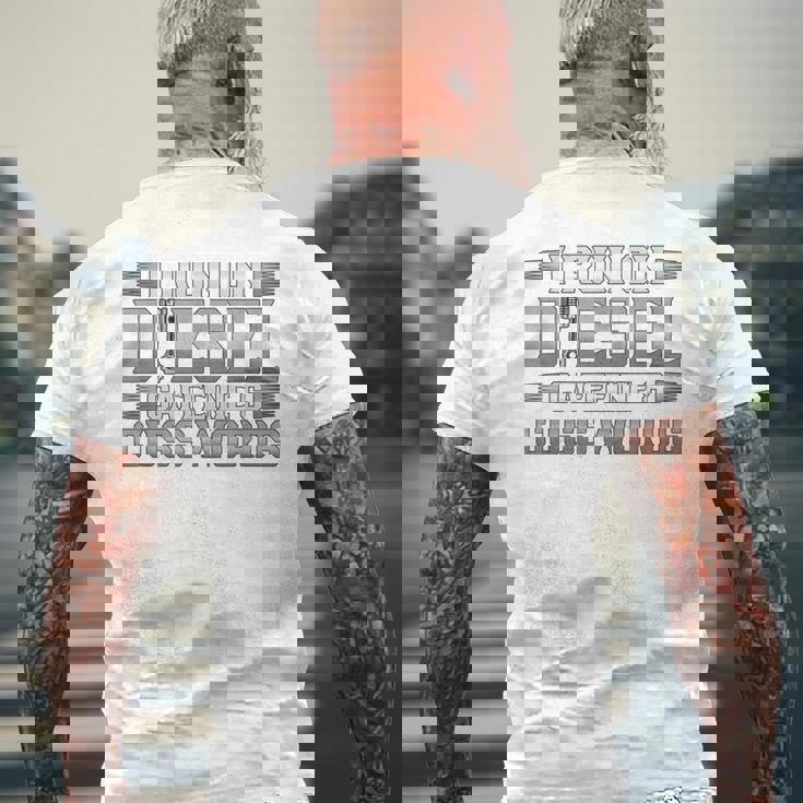 ディーゼルカフェインで走るトラック運転手 メンズTシャツ バックプリント 高齢者への贈り物