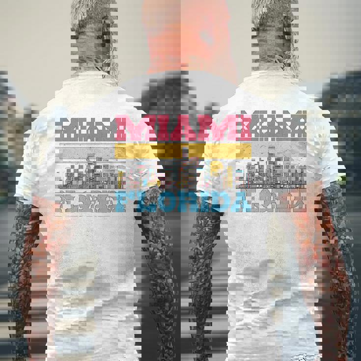 マイアミ フロリダ州 都市景観 お土産 モダン マイアミスカイライン メンズTシャツ バックプリント 高齢者への贈り物