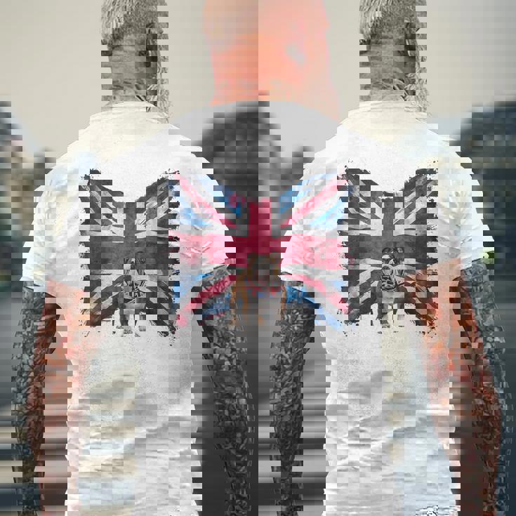 ユニオンジャックバンダナをかぶったブリティッシュブルドッグ、かわいい英国国旗。 メンズTシャツ バックプリント 高齢者への贈り物