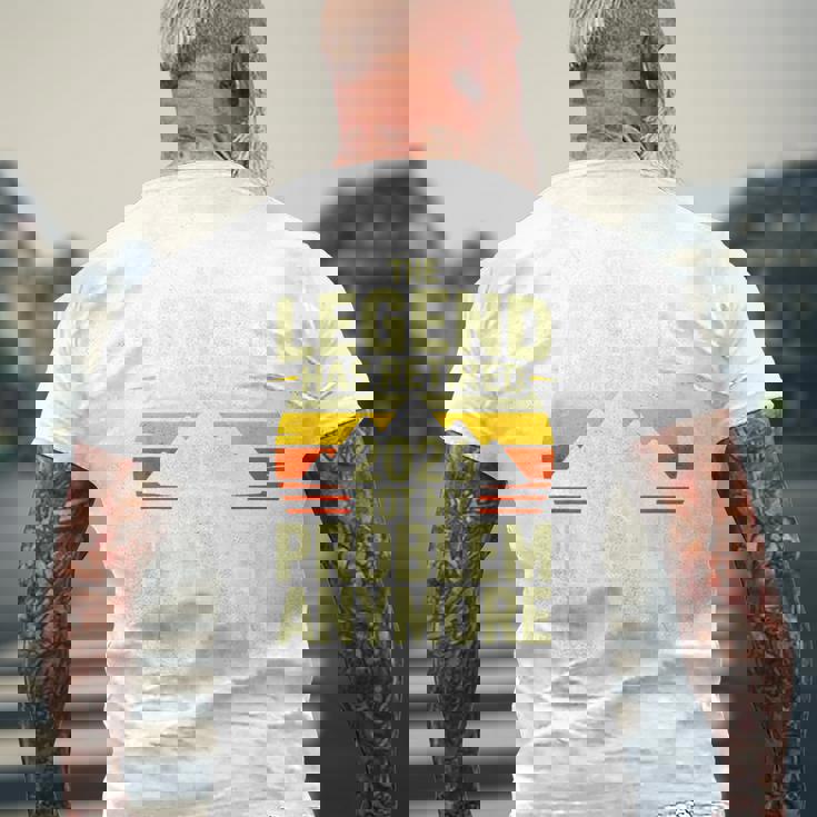 レジェンドが引退した2026年 おかしな退職祝い メンズTシャツ バックプリント 高齢者への贈り物