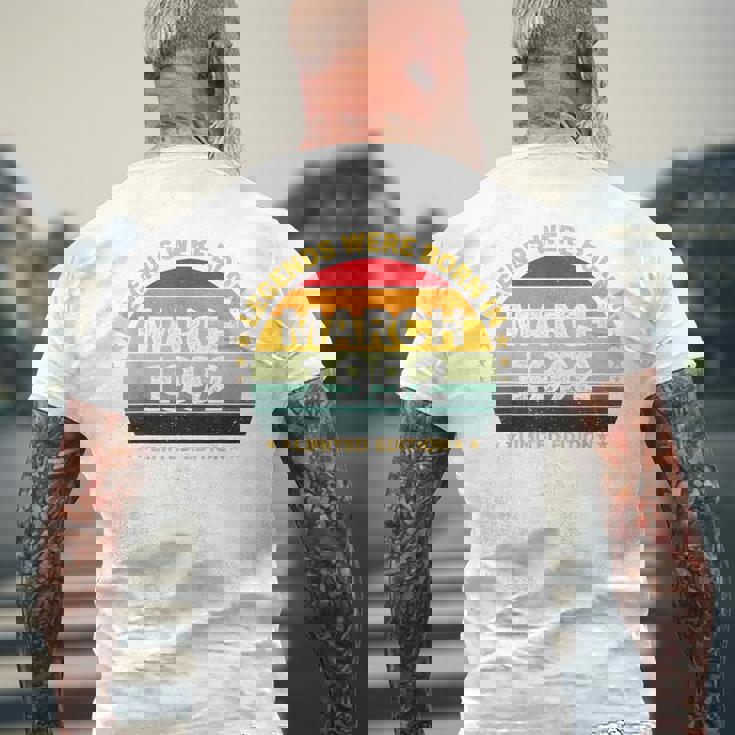 伝説は1992年3月に誕生した 34歳の誕生日 メンズTシャツ バックプリント 高齢者への贈り物