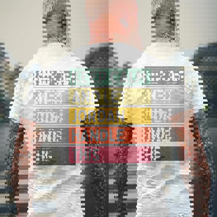 落ち着いて、ジョーダンにこの面白いレトロな引用を任せてください メンズTシャツ バックプリント 高齢者への贈り物