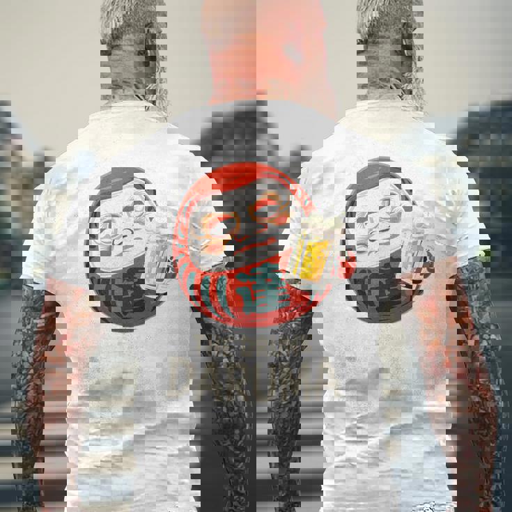 酔っぱらい だるま 日本の漢字 お土産 ビール アート 日本 ユーモア メンズTシャツ バックプリント 高齢者への贈り物