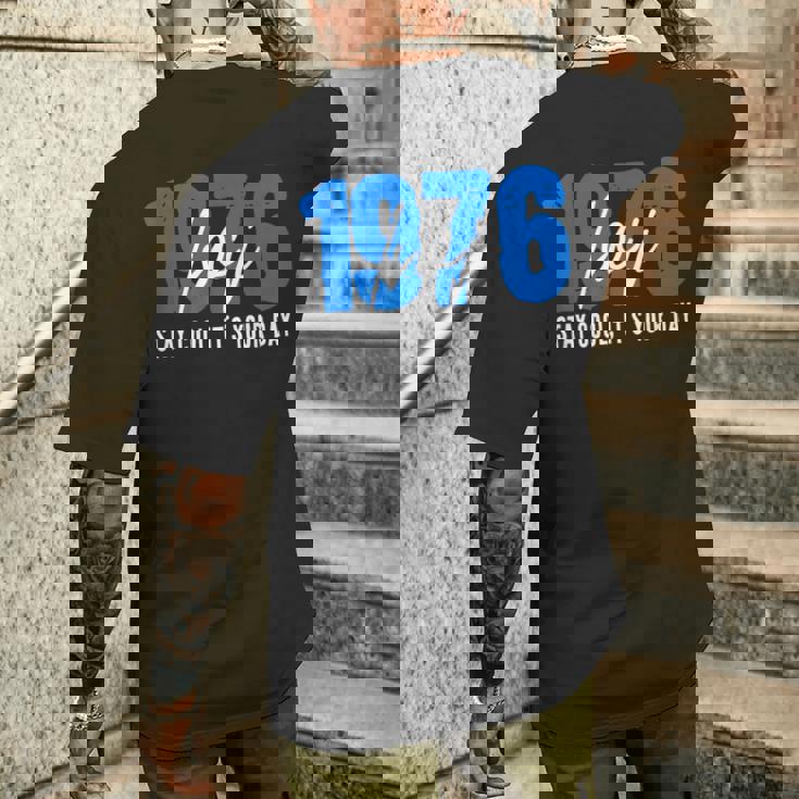 1976 誕生日 五十路祝い 50歳 大人の節目 クールでシンプルな数字デザイン メンズTシャツ バックプリント 彼への贈り物