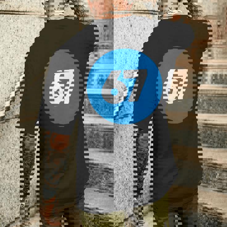 67 歳の誕生日番号 67 バルーン 67 歳の誕生日 メンズTシャツ バックプリント 彼への贈り物