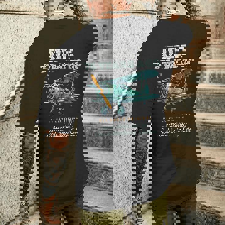 76年前に建てられた古いヴィンテージ飛行機76歳の誕生日男性。 メンズTシャツ バックプリント 彼への贈り物