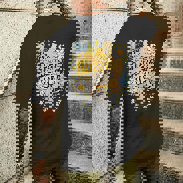 Buzzing Into 4 かわいい蜂 4歳の誕生日パーティーデザイン メンズTシャツ バックプリント 彼への贈り物