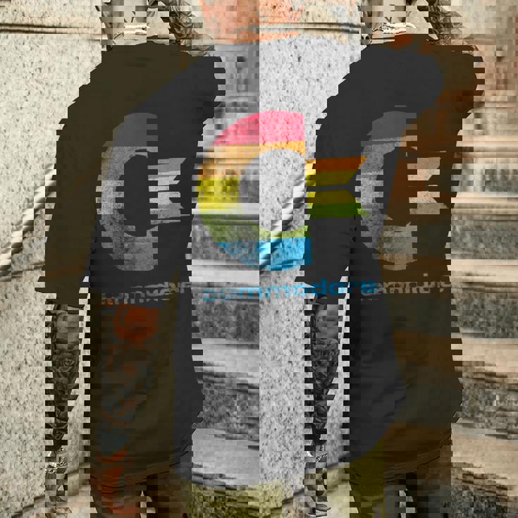 Commodore C64 大文字レインボーカラーストライプ効果 メンズTシャツ バックプリント 彼への贈り物