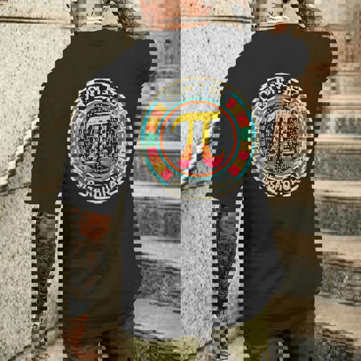 Don't Be Irrational レトロ ヴィンテージ シンボル Pi Day 算数教師 メンズTシャツ バックプリント 彼への贈り物