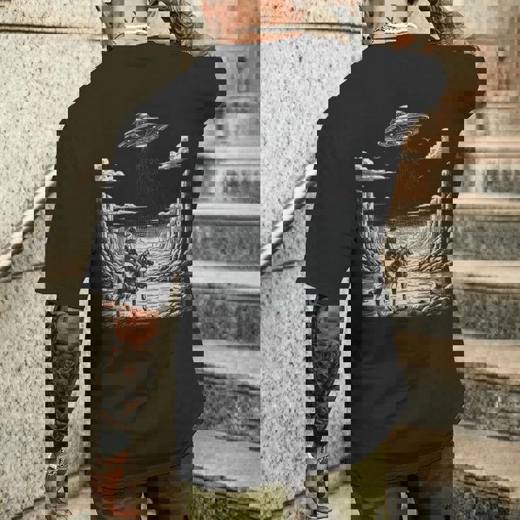 Lone Cowboy Watching Ufo 空飛ぶ円盤 キャニオン メンズTシャツ バックプリント 彼への贈り物