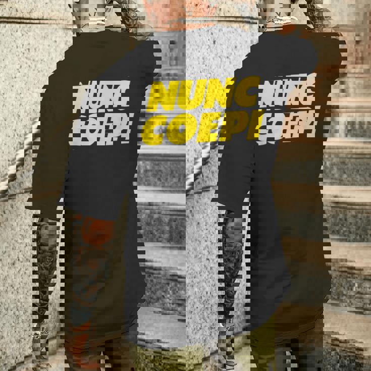 Nunc Coepi Now I Begin メンズTシャツ バックプリント 彼への贈り物