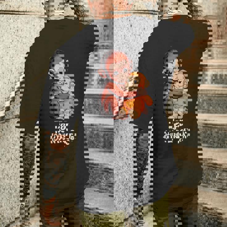 Punch Keep Holding On Cute Baby Monkey グラフィック メンズTシャツ バックプリント 彼への贈り物