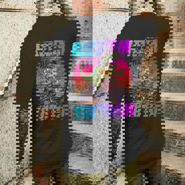 Rizz 'Em With The Tism 恐竜 T-Rex Meme Autism メンズTシャツ バックプリント 彼への贈り物