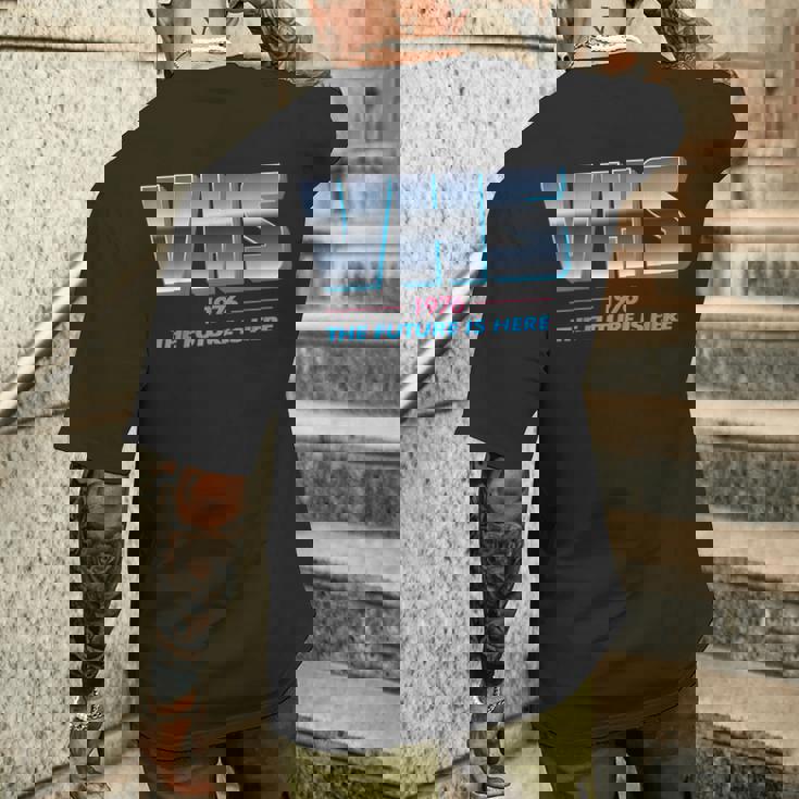 Vhs Tape The Future Is Here Retro Lover -Ideo メンズTシャツ バックプリント 彼への贈り物