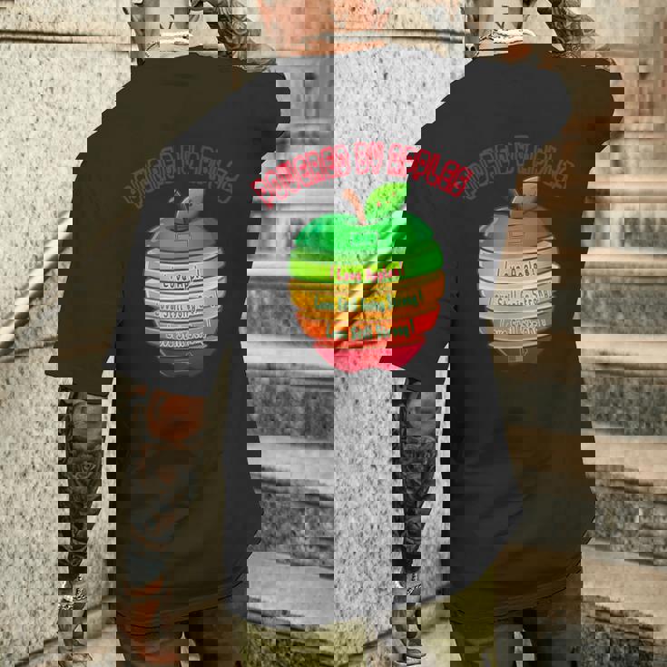 「Powered By Apples（リンゴの力）」リンゴ スライス 充電 バッテリー 残量 おもしろみ 可愛い メンズTシャツ バックプリント 彼への贈り物