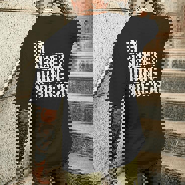 あなたの車を黙って判断してる面白いドライバーの名言 メンズTシャツ バックプリント 彼への贈り物