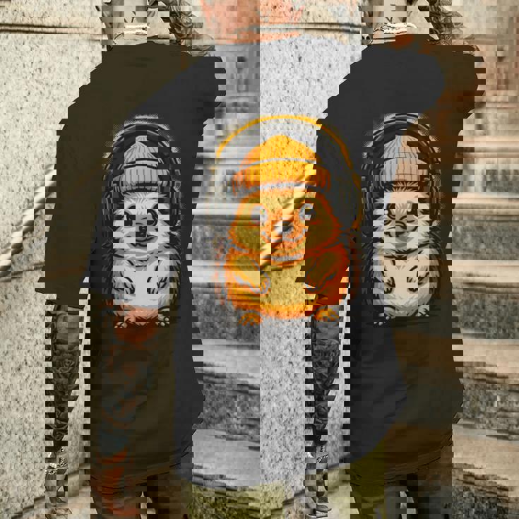 かわいいハリネズミ、ビーニーとヘッドフォン、居心地の良い音楽愛好家。 長袖tシャツ メンズTシャツ バックプリント 彼への贈り物