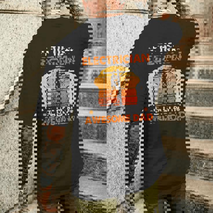 メンズ この電気屋さんは、すごいお父さん電気屋さんでもあります メンズTシャツ バックプリント 彼への贈り物