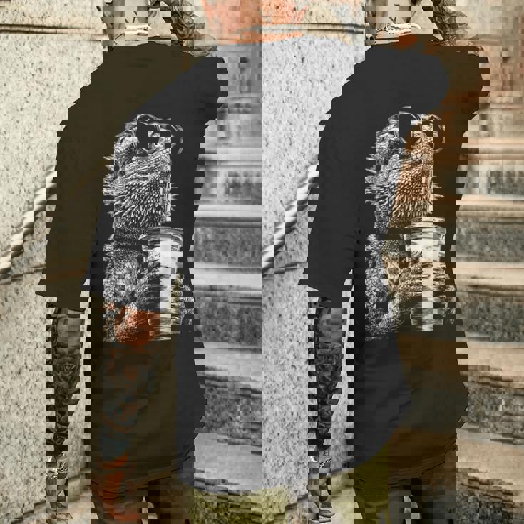 ひげを生やしたドラゴン 飲むアイスコーヒー 面白い動物 ミーム グランジ メンズTシャツ バックプリント 彼への贈り物