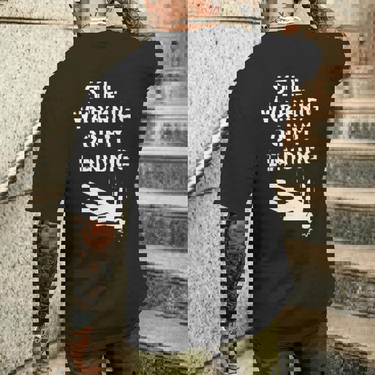 まだ着地作業中！おかしい頭部骨折の回復作業中 メンズTシャツ バックプリント 彼への贈り物