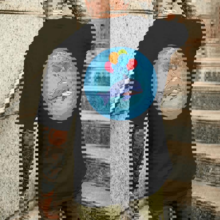 イルカと風船のコスチュームで一日を明るくしましょう。 メンズTシャツ バックプリント 彼への贈り物