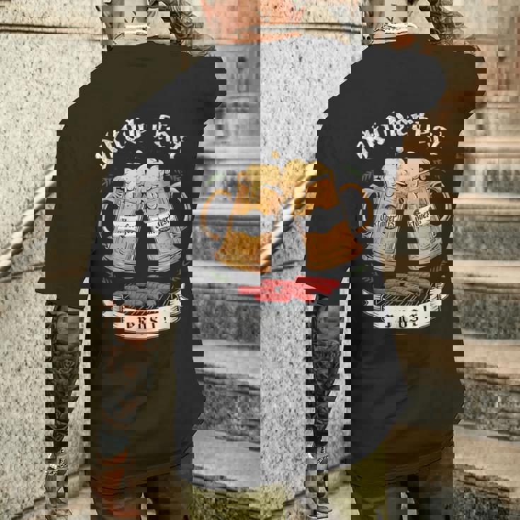 オクトーバーフェスト ビールとグリル ソーセージ メンズTシャツ バックプリント 彼への贈り物