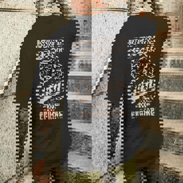 オートバイ バイク 2輪車 お父さん 祖父 1974年 生まれ 誕生日 ヴィンテージ 服 メンズTシャツ バックプリント 彼への贈り物