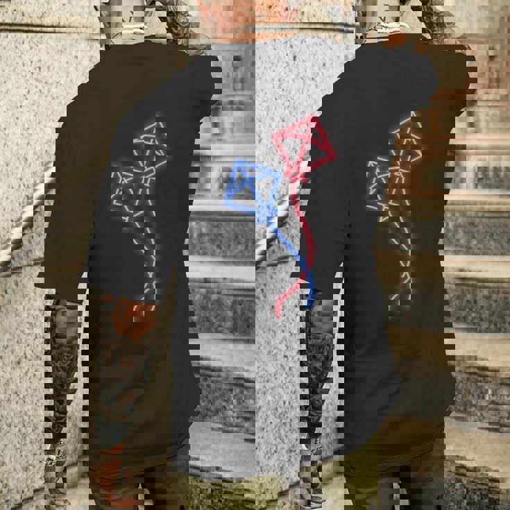 カイト フライング カイト ライディング ザ ウィンド カイト フライング プロフェッショナル メンズTシャツ バックプリント 彼への贈り物