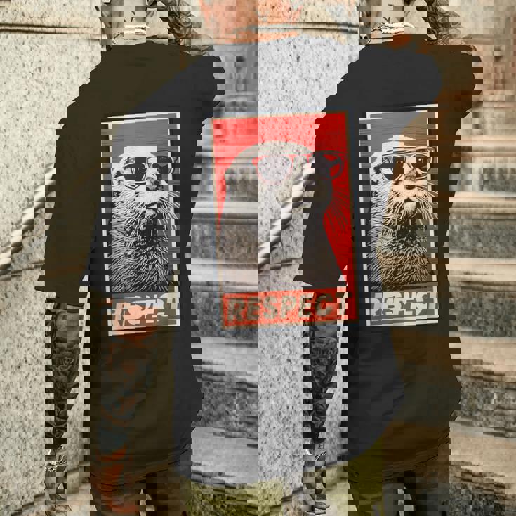 カワウソ 動物 リスペクト ヴィンテージ レトロ メンズTシャツ バックプリント 彼への贈り物