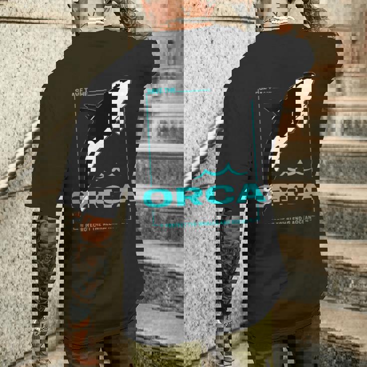 クジラと海を守るシャチ レトロなシャチのデザイン メンズTシャツ バックプリント 彼への贈り物