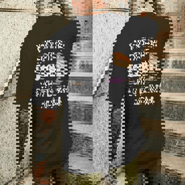 クロテッドクリームとジャムの入ったスコーンを食べに来ただけだよ メンズTシャツ バックプリント 彼への贈り物